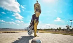 Shakira'nın Kolombiya'ya heykeli dikildi! Önündeki not dikkat çekti: Kalçaları yalan söylemez, eşsiz bir yetenek