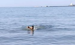 Akdeniz’in serin sularında Ocak güneşinin tadını çıkardı