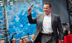 Arnold Schwarzenegger'ın gözaltına alınmasına neden olan lüks saati 294 bin dolara satıldı