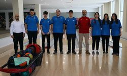 Eğlenmeye gittikleri salonda bowling sporcusu oldular