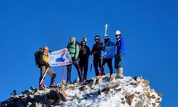 Erciyes’in zirvesinde Van Gölü’ne dikkat çektiler