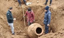 Tarlasında tarihi olduğu düşünülen küp buldu