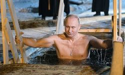 Putin, Moskova'da buz gibi suya girdi