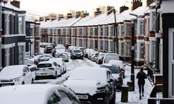 İngiltere’de sokaklar beyaza büründü: Okullar tatil edildi