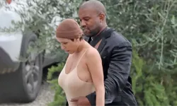 Kanye West'in eşi Bianca Censori mini bikini üstüyle alışverişe çıktı! Görenler dönüp bir daha baktı