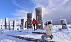 Karla bütünleşen tarihi mezarlığa ziyaretçi akını