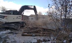 Kars Belediyesi metruk binaları tek tek yıkıyor