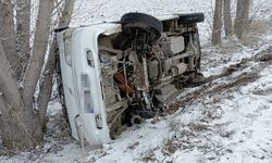Minibüs kayganlaşan yolda devrildi: 3 yaralı