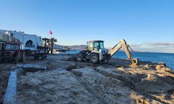 Ören Plajı'nda izinsiz yapılan beton setler yıkıldı