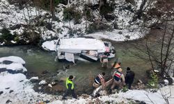 Pazara giden konfeksiyon yüklü minibüs dereye yuvarlandı: 1 yaralı