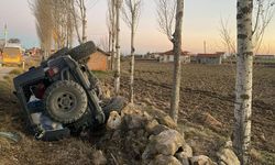 Refüje devrilen arazi aracında 4 kişi yaralandı