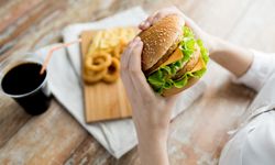 Fast-food, asitli içecek ve işlenmiş gıdalar dişleri çürütüyor