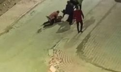 Sokak ortasında tekme tokat kavga kamerada
