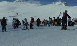 Sömestiri fırsat bilen kayakçılar Erciyes’i doldurdu