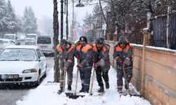 Yeşilyurt Belediyesi ekipleri, kar yağışına hızla müdahale ediyor