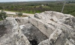 2 bin yıllık kaya mezar asitle eritmeye çalıştılar