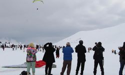 Bingöl’deki kayak merkezinde, paraşütçüler fotoğrafçılar için uçuş yaptı