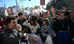 Atina'da 10 bin öğrenci özel üniversitelere karşı yürüdü
