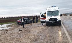Minibüs ile otomobil çarpıştı: 2 yaralı