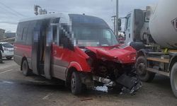 Yolcu dolu minibüs vidanjöre çarptı, 12 kişi yaralandı