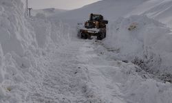 Yüksekova’da üs bölgesi yolunda karla mücadele çalışması
