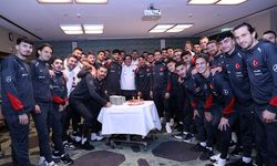 A Milli Futbol Takımı'nda Ozan Kabak'ın doğum günü kutlandı