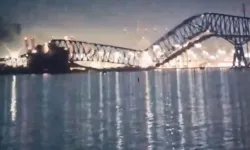 ABD'de kargo gemisi köprüye çarptı: Çok sayıda araç suya düştü