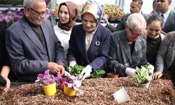 Aile ve Sosyal Hizmetler Bakanı Göktaş, huzurevi sakinleriyle çiçek dikti