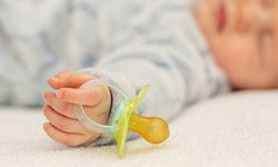 Bebeklerde emzik kullanımının zararları: Uzmanlar uyarıyor