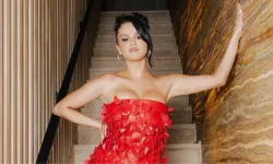 Dekolteli pozlarıyla şov yapan Selena Gomez, paylaşımını hemen sildi