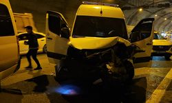 Hakim ve savcıları taşıyan servis minibüsü kaza yaptı