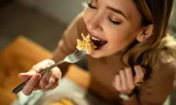 Hızlı yemek yemenin zararları: Sağlık açısından göz ardı edilmemesi gereken riskler