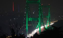 İstanbul'da iki köprü Yeşilay Haftası için ışıklandırıldı