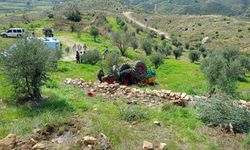 Manavgat'ta devrilen traktörün altında kalan sürücü yaralandı