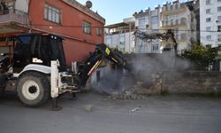 Osmaniye’de iki metruk bina, belediye ekiplerince yıkıldı