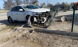 Otomobil demir çitlere çarptı: 2 yaralı
