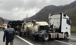 Otoyolda çimento yüklü TIR'ın silobas dorsesi devrildi