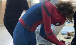Spiderman kıyafeti ile oy kullandı