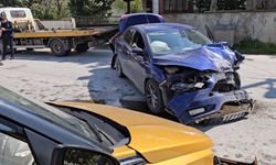 SUV tarzı araç ile otomobil kafa kafaya çarpıştı: 2 yaralı