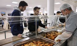 Üniversite öğrencilerine ücretsiz iftar veriliyor