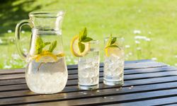 Zayıflamak için limonlu su: Faydaların arkasındaki zararlı gerçekler