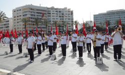 23 Nisan coşkusunda İzmir kırmızı beyaza büründü