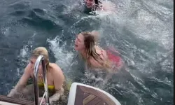 Aleyna Tilki ve Serel Yereli Boğaz'da yüzdü