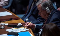 BM Genel Sekreteri kritik toplantıda kara kalem çizim yaptı