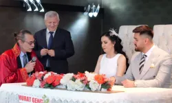 Erdal Beşikçioğlu, belediye başkanı olarak ilk nikahını kıydı