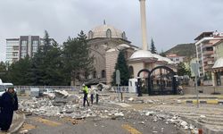 Fırtınaya dayanamayan caminin minaresi yıkıldı