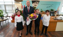 Gaziemir'de Başkan Işık, koltuğunu çocuklara devretti
