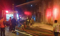 İzmir'de atölyede çıkan yangın, binaya da sıçradı