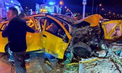 İzmir'de feci kaza! Ticari taksi bariyerlere çarptı