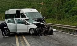 Minibüs ile otomobil kafa kafaya çarpıştı: 1 ölü, 7 yaralı